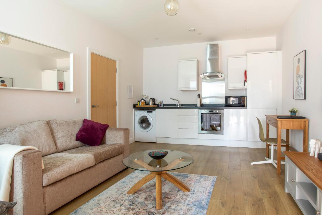 1 Bed Apartment - Redhill Central, Surrey, Gatwick #3 المظهر الخارجي الصورة